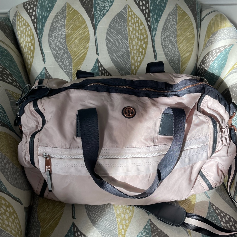 Lululemon Weekend Warrior Bag
Prisma Embossed Neutral Blush / Deep Coal